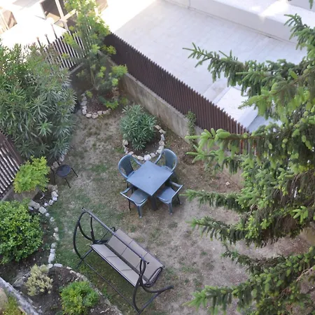 Grandma Jenny In The Center Of With Private Garden Apartment *